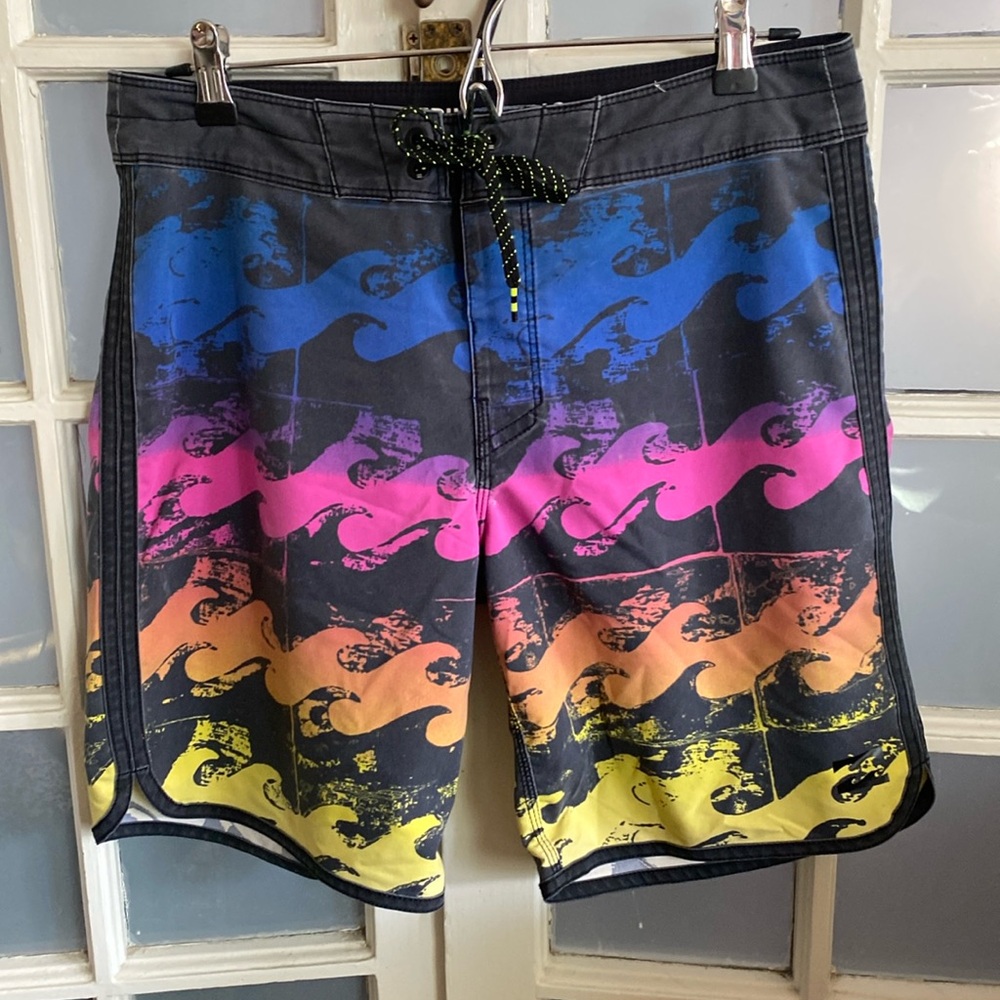 Men's Billabong PlatinumX 73 Board Short Waist Size 30 8" Inseam Neon Wave Print